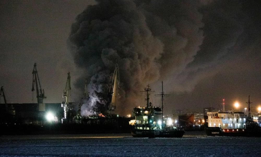 Ρωσία: Κορβέτα τυλίχθηκε στις φλόγες μέσα στο ναυπηγείο (βίντεο)
